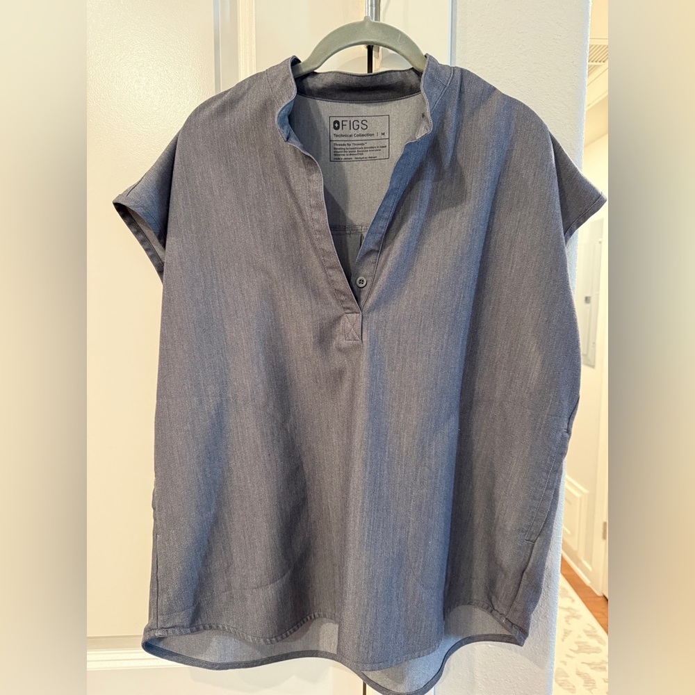 Figs Womens Rafaela Scrub top. EUC